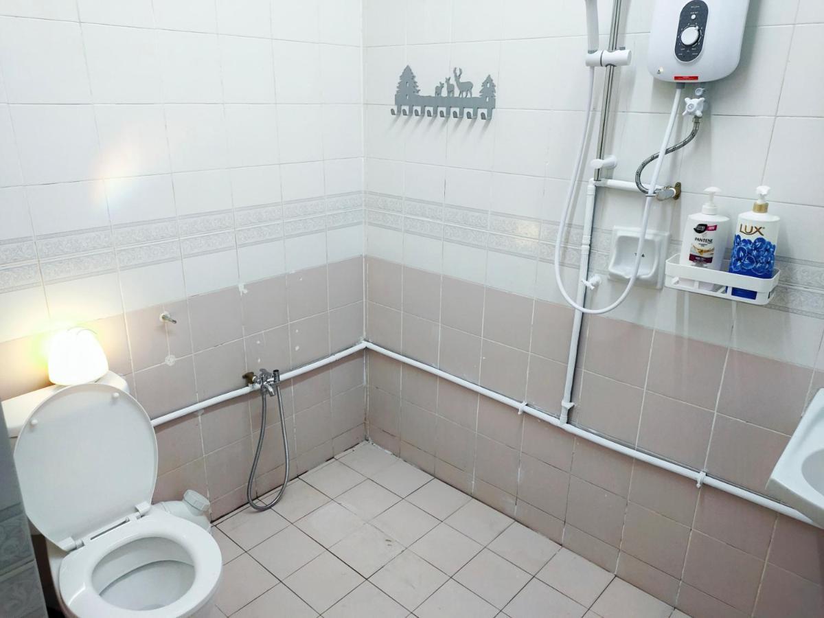 Semi-Detached, Up To 21 Pax, 4 Bedrooms, 3 Bathrooms, 4 Car Parks By Star Home Bayan Lepas Exterior photo